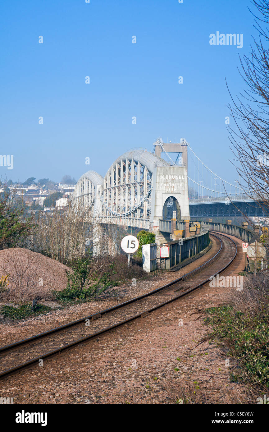 Puente ferroviario Royal Albert cruzando el río Tamar hasta Cornwall, Plymouth, Devon, Inglaterra, Reino Unido Foto de stock
