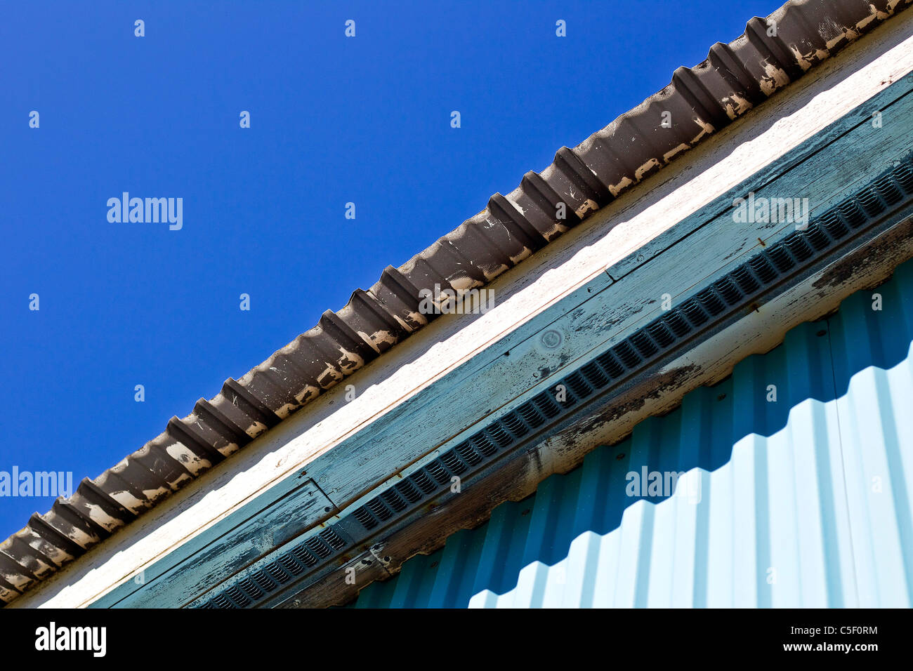 Techo de lata azul sobre un edificio en el Heath County Fairgrounds en
