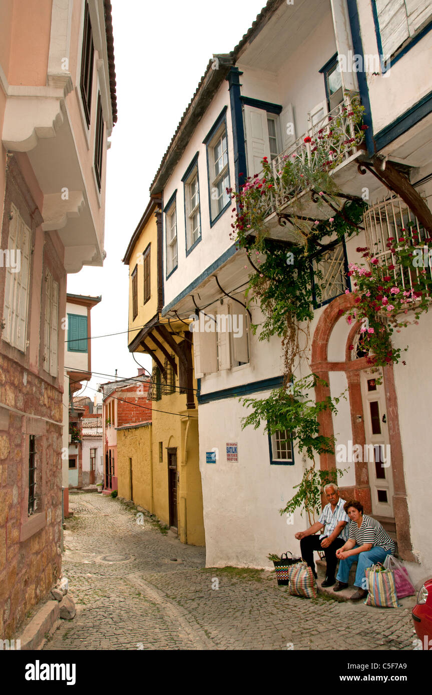 Casa antigua calle Ayavalik turco Turquía Foto de stock