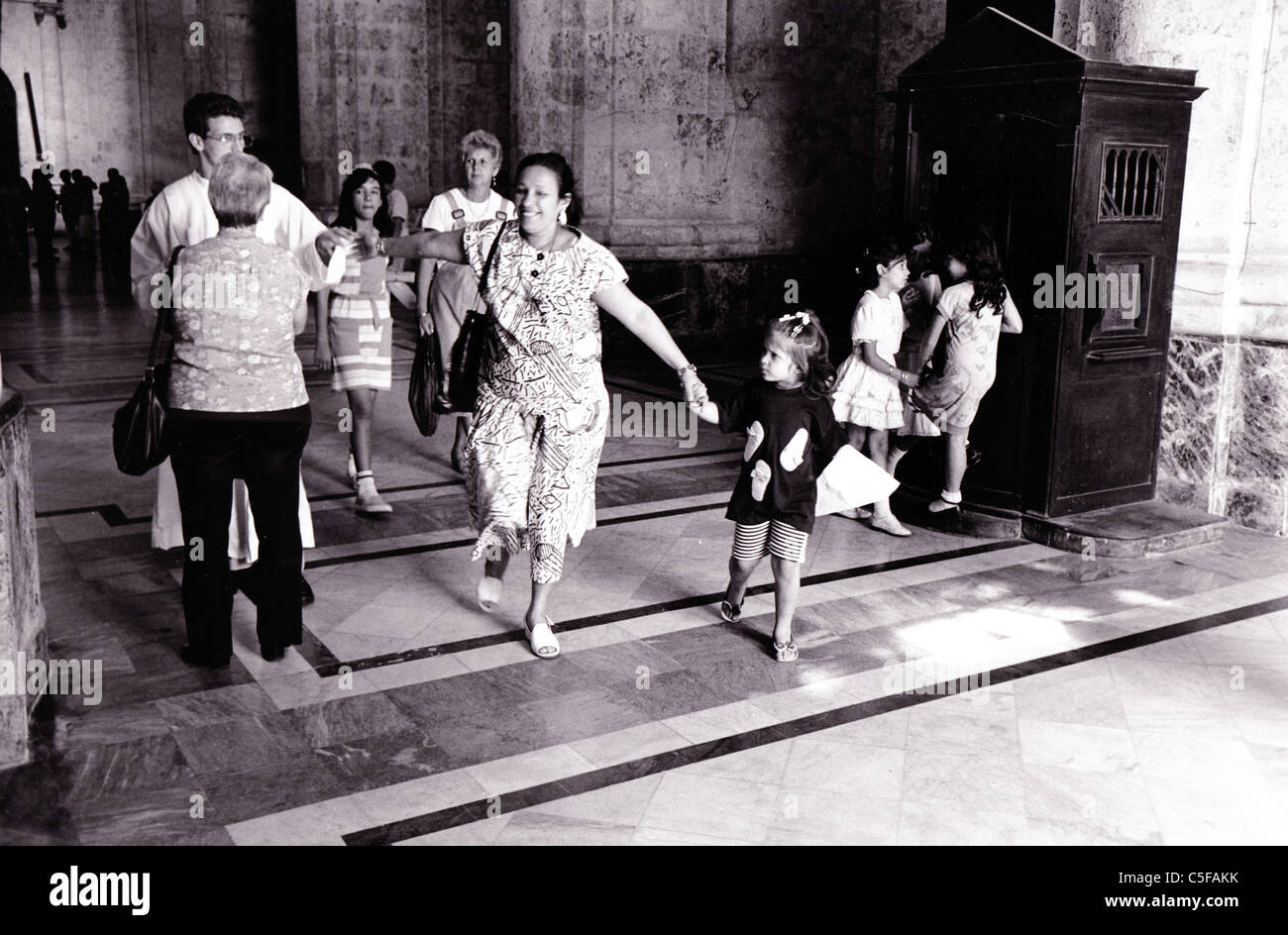 CUBA. Familia dejando un servicio religioso en la Catedral de La Habana. Foto de stock