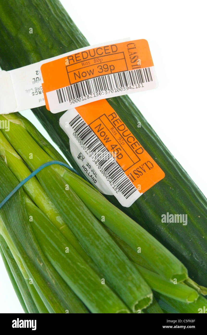 Etiquetas de precio reducido en productos alimenticios Foto de stock