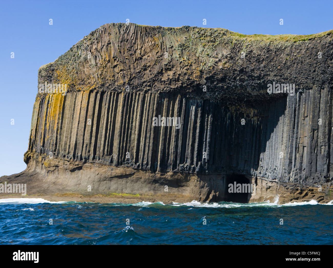 Barco Cueva y columnas de basalto en Staffa, Argyll, Escocia, Reino Unido. Foto de stock