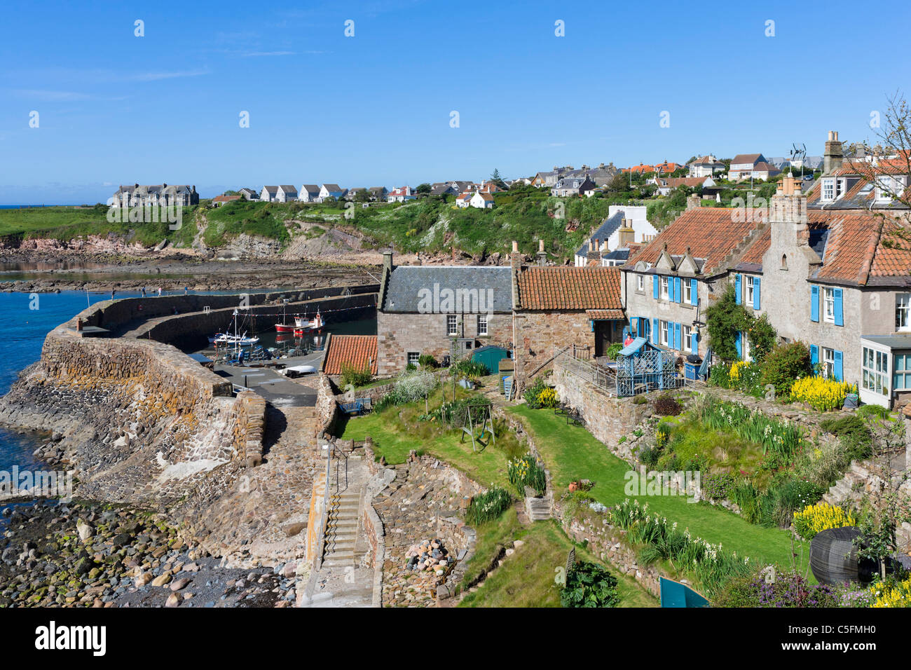 Vistas al pintoresco pueblo de Crail desde la ruta costera de Fife, East Neuk, Fife, Escocia, Reino Unido Foto de stock