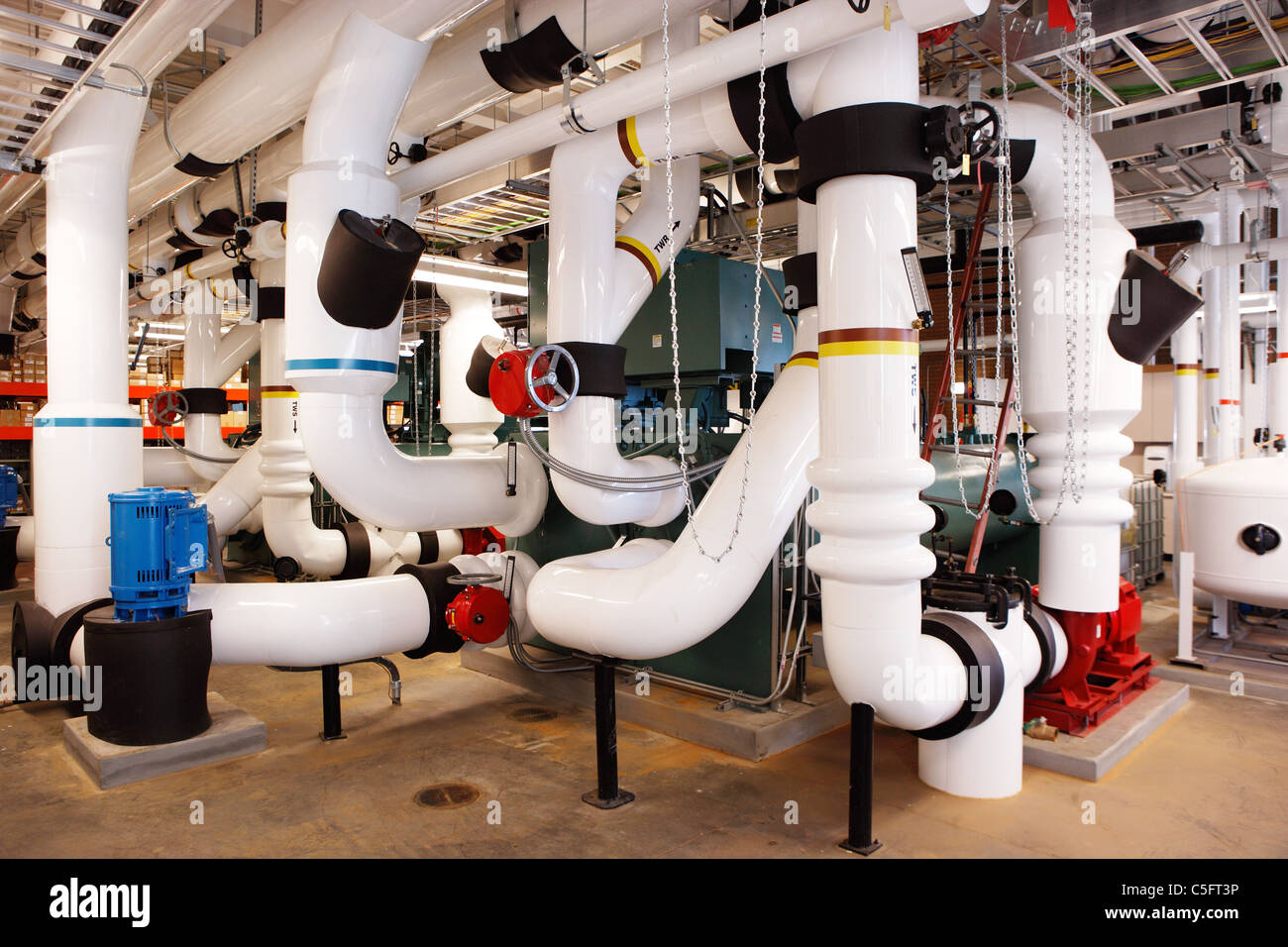 Aisladas las tuberías que transportan el agua refrigerada, en una planta de  calefacción y refrigeración industrial Fotografía de stock - Alamy