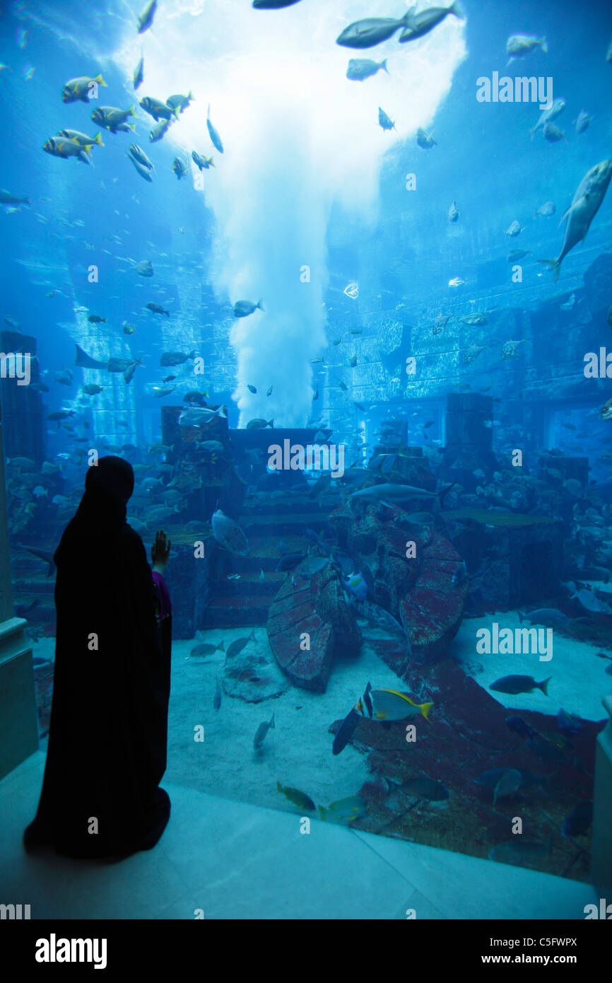 Acuario y Zoológico en submarino Atlantis Palm Jumeira, Dubai, Emiratos Árabes Unidos. Foto de stock