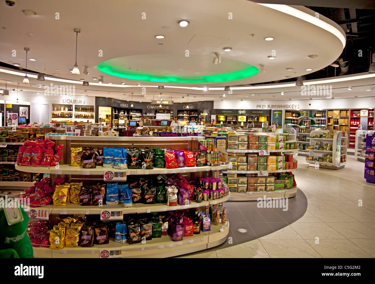 Tienda de Duty-free en el aeropuerto de Dublín, República de Irlanda, los  estantes con productos eg dulces, chocolate, confitería, Baileys, licores  Fotografía de stock - Alamy