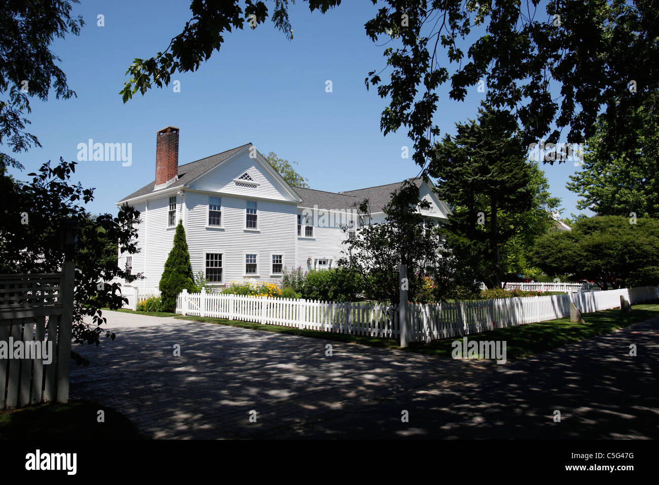 Tablillas blancas casa y valla blanca en Hyannis en Cape Cod, Massachusetts Foto de stock