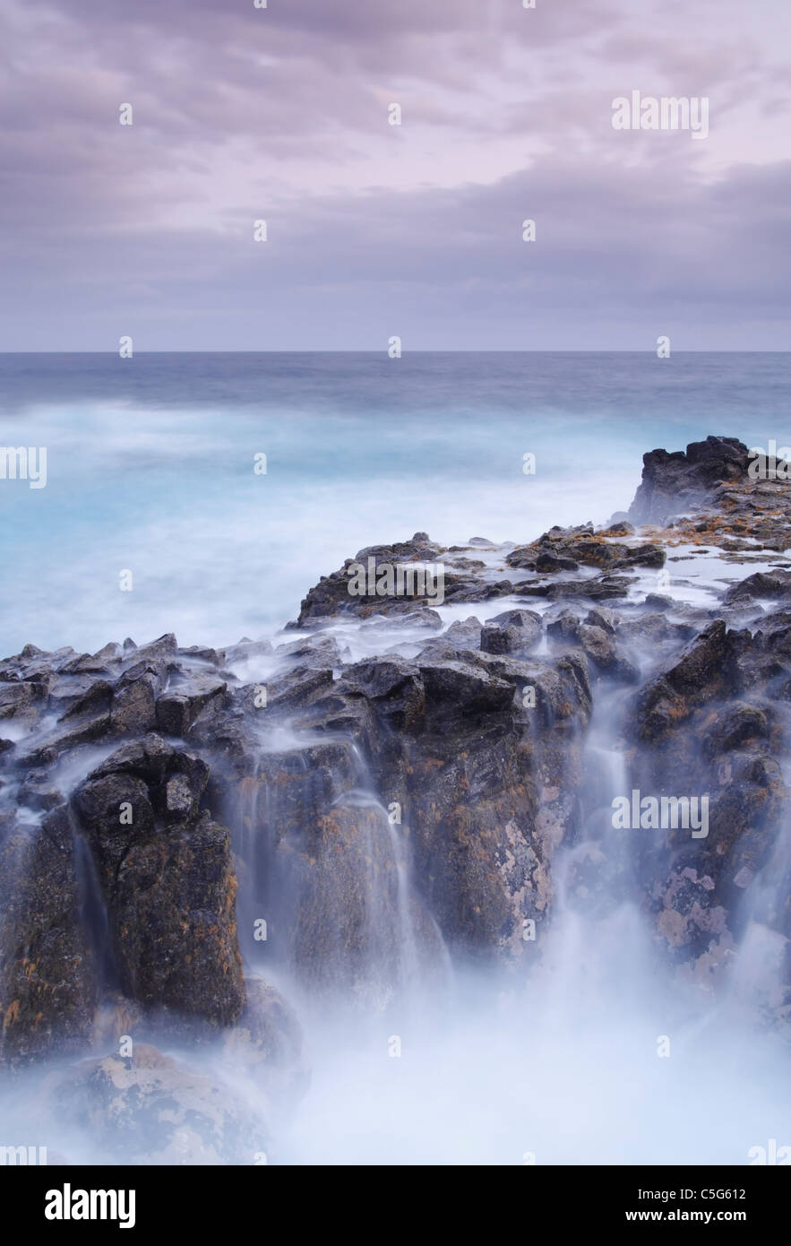Olas rompiendo sobre las rocas en la costa norte de Gran Canaria Foto de stock