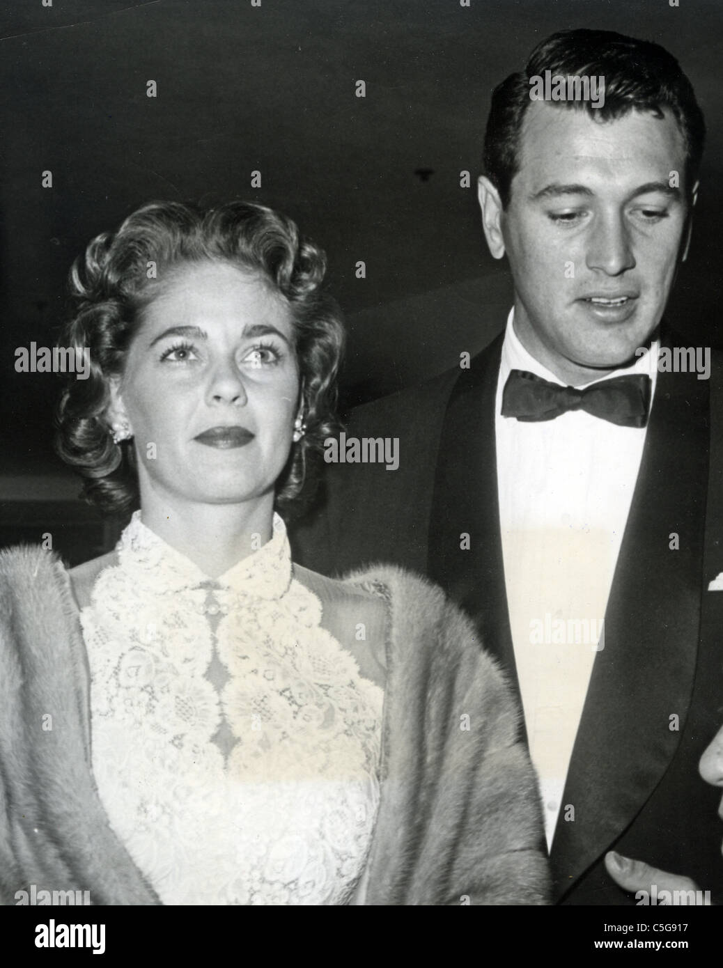 ROCK HUDSON con su esposa Phyllis Gates alrededor de 1957 Fotografía de