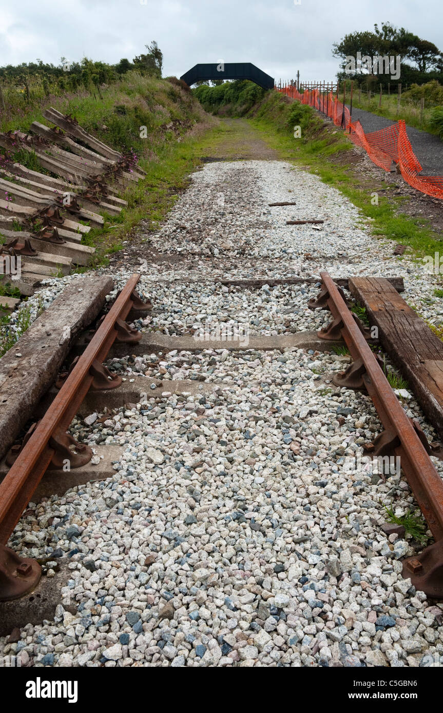 Al final de la línea. Las vías ferroviarias / pista que llegan a un repentino y abrupto final. Foto de stock
