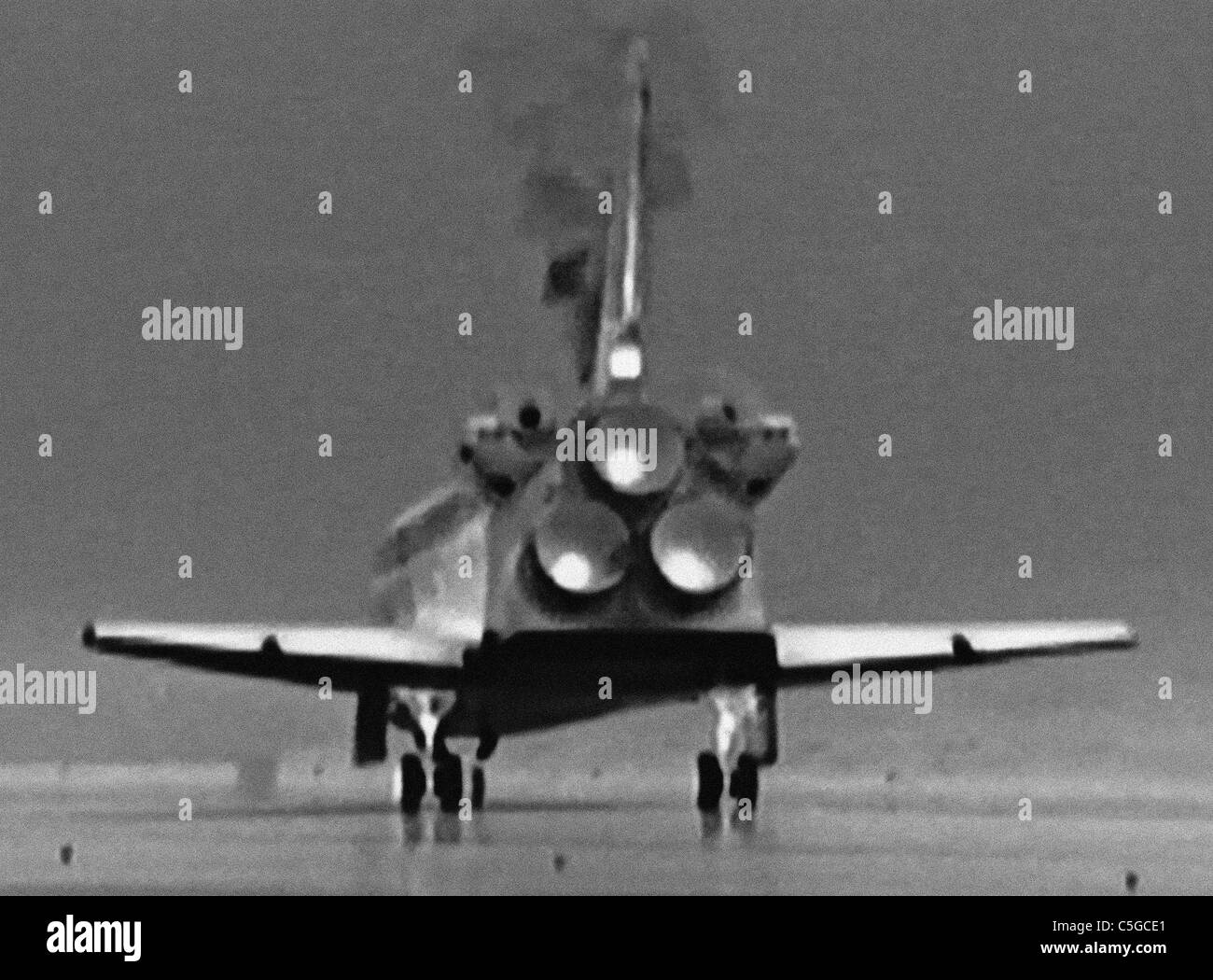 Atlantis devuelve - térmica touchdown imagen invertida para proporcionar positivo - la última imagen del transbordador espacial de la NASA de tierras Foto de stock