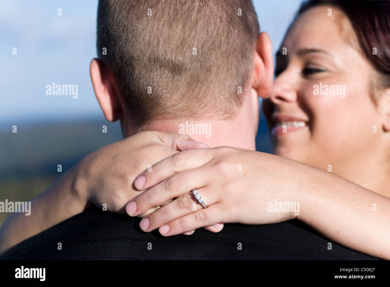 Una joven pareja feliz que acaba metida. Profundidad de campo con enfoque en la Diamond Engagement Ring. Foto de stock