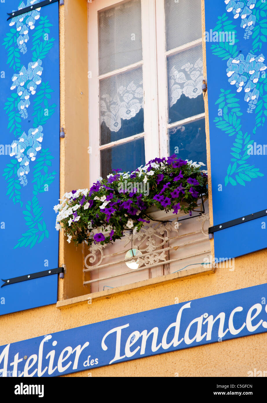 Bellamente decoradas y persianas azules y escaparate, Fayence, Provenza,  Francia Fotografía de stock - Alamy