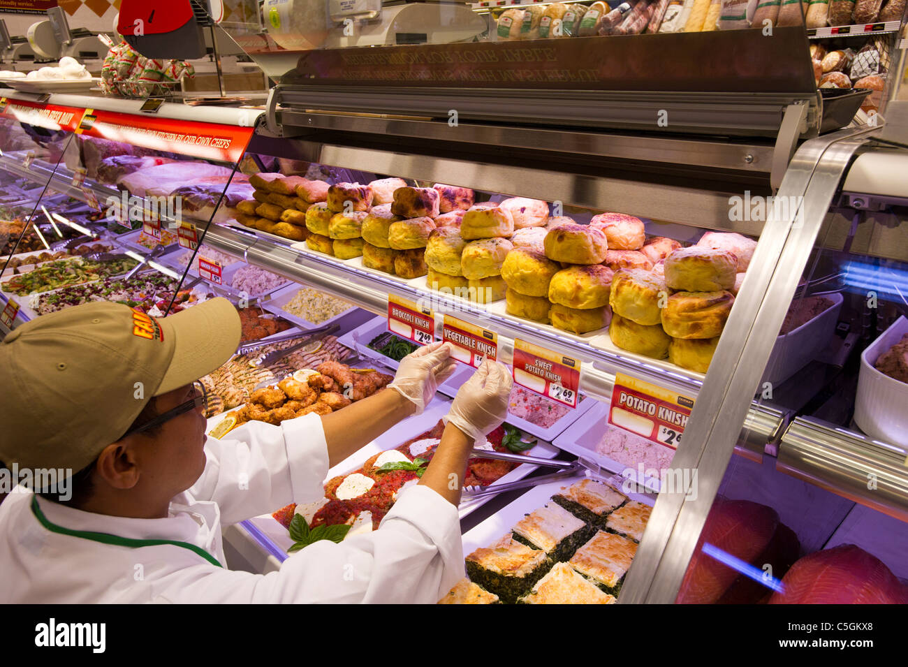 Un empleado del departamento de delicatessen del supermercado Fairway en el Upper East Side de