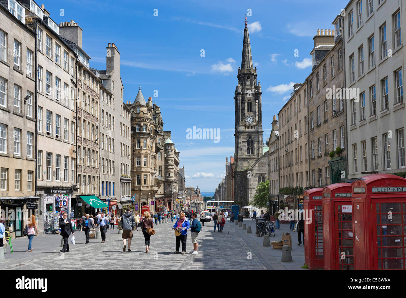 Tiendas en la calle alta mirando hacia Holyrood, la Royal Mile, Edimburgo, Escocia, Reino Unido Foto de stock
