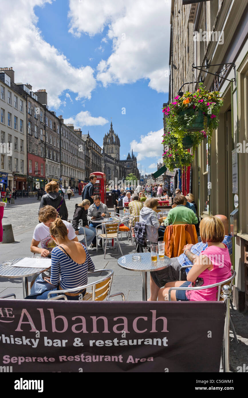 Restaurante/bar en la acera de la calle High Street, The Royal Mile, Edimburgo, Escocia, Reino Unido Foto de stock