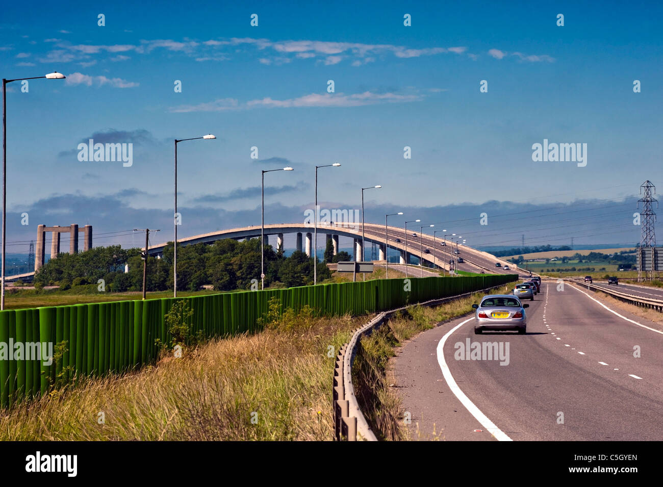 ISLA DE SHEPPEY, KENT, Reino Unido - 26 DE JUNIO de 2011: El puente Sheppey Crossing sobre la goleta Foto de stock