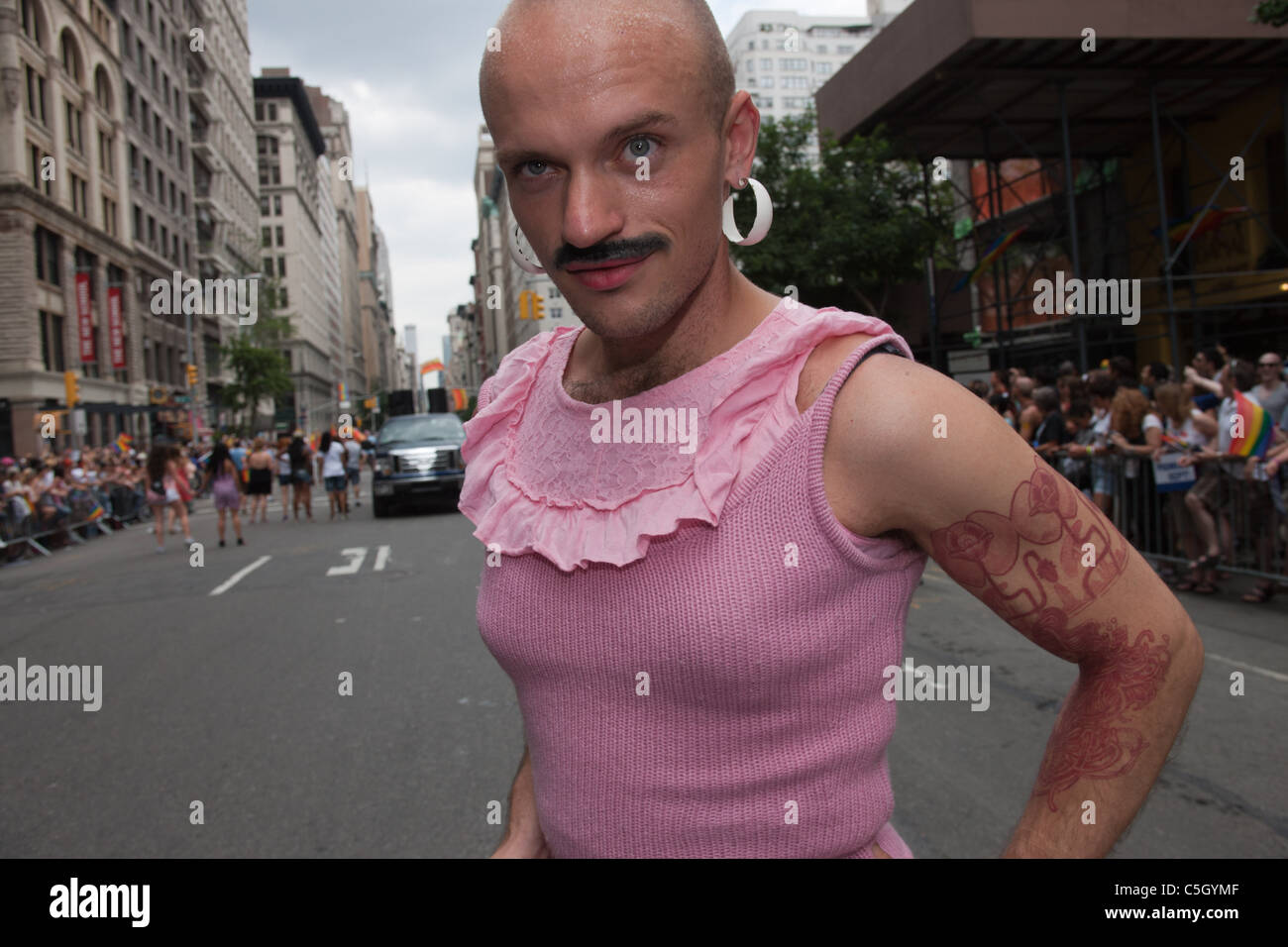 Man dressed woman gay pride fotografías e imágenes de alta resolución -  Alamy