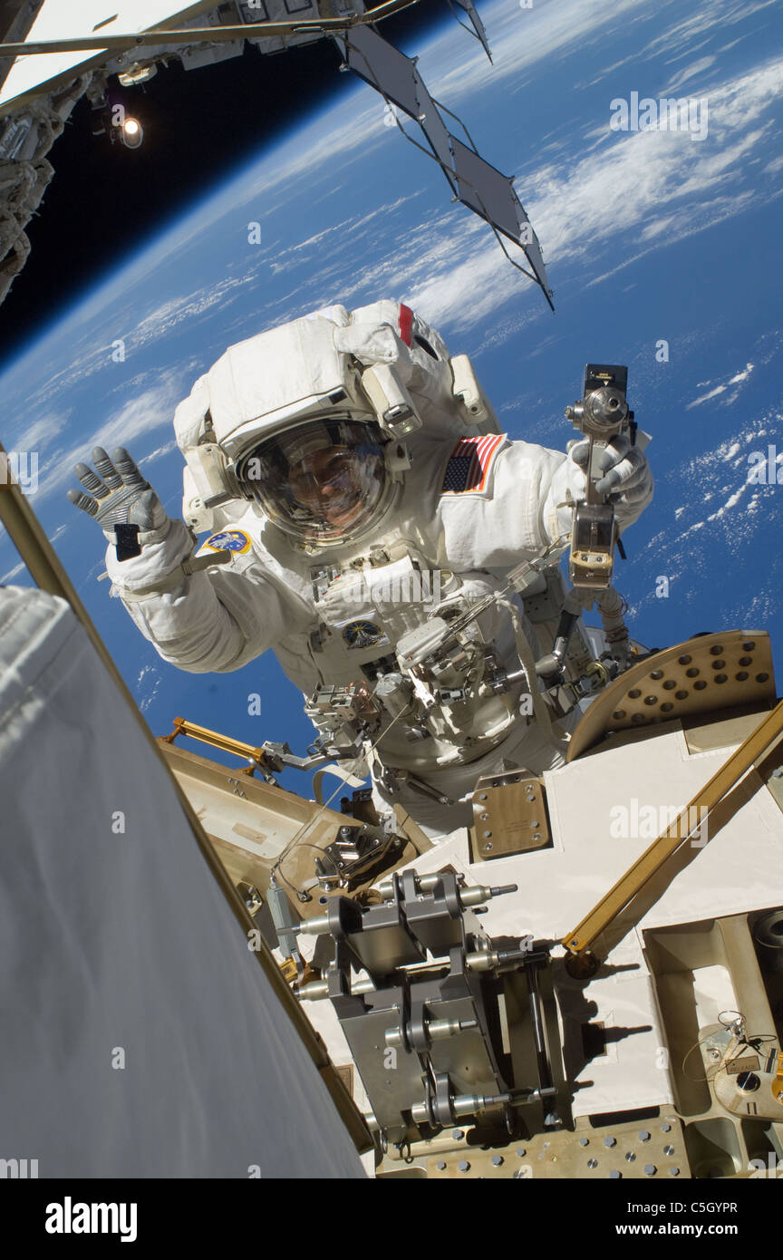 El astronauta de la NASA Steve Bowen, especialista de la misión STS-132, participa en la misión del primer período de sesiones de actividad extravehicular Foto de stock