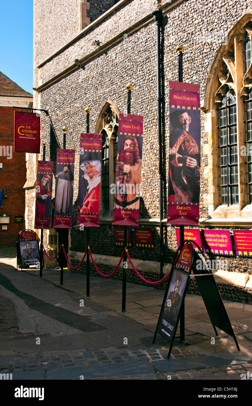 Banners de publicidad la atracción de visitantes de los cuentos de Canterbury en Canterbury, Kent Foto de stock