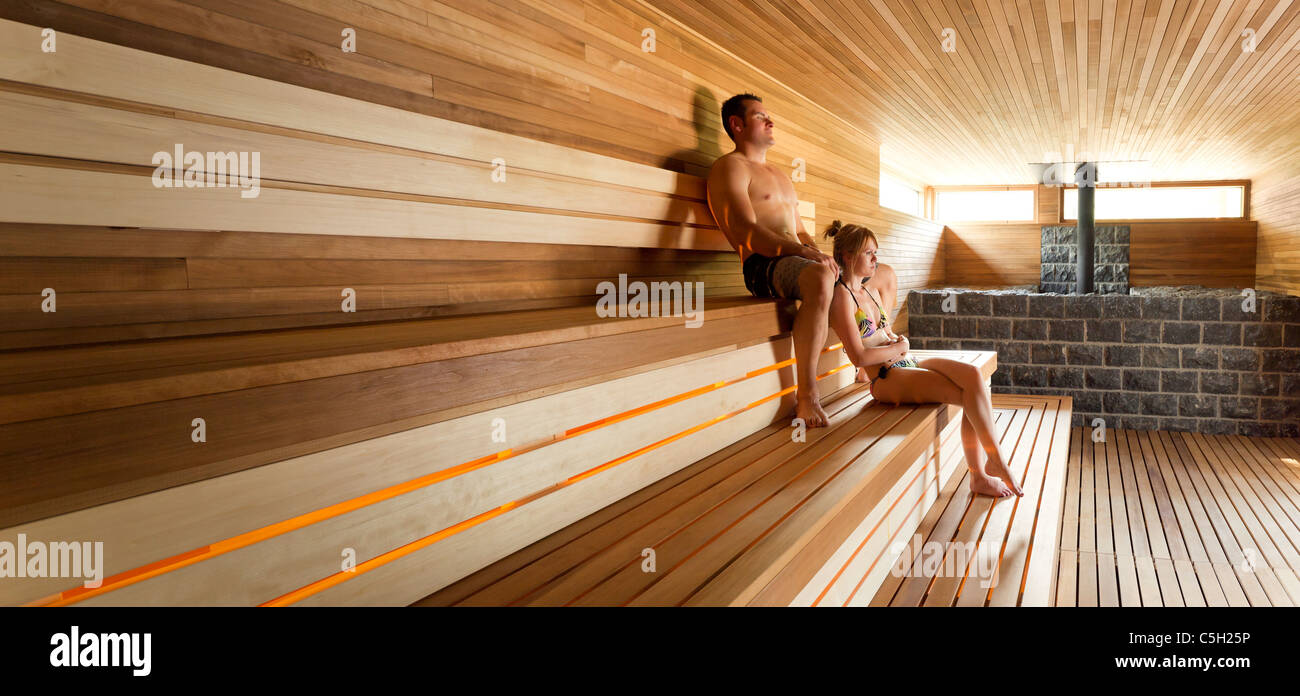 Mujer joven se relaja en la sauna seca en un spa en Québec, Canadá Foto de stock