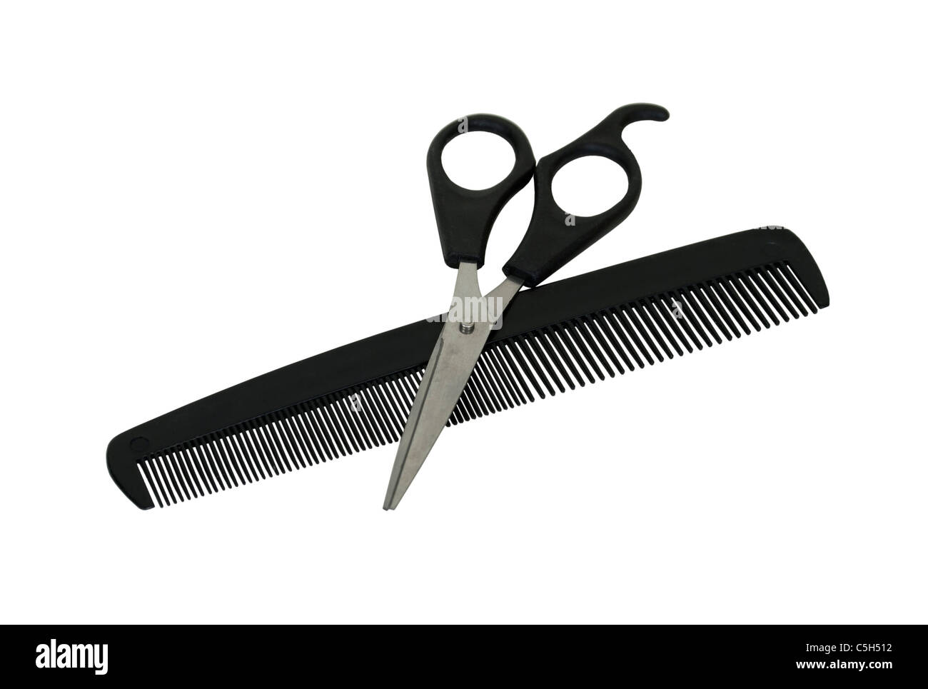 Peine y tijeras en preparación para cortar el cabello - Ruta incluida Foto de stock