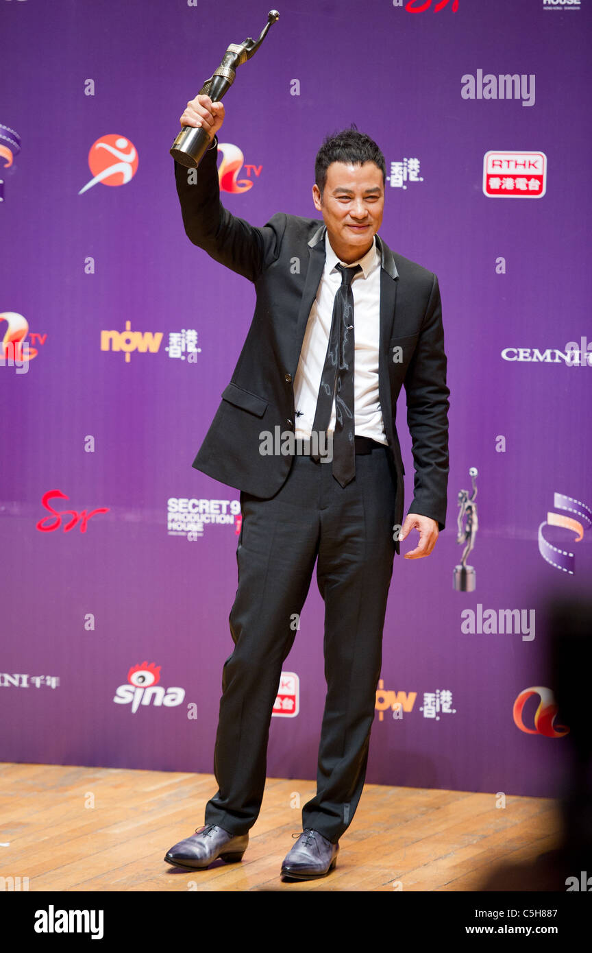El actor Simon Yam celebra a ganar el premio al mejor actor en la 29ª ceremonia de entrega de los Premios del Cine de Hong Kong en Hong Kong el 18 de abril de 2010 Foto de stock