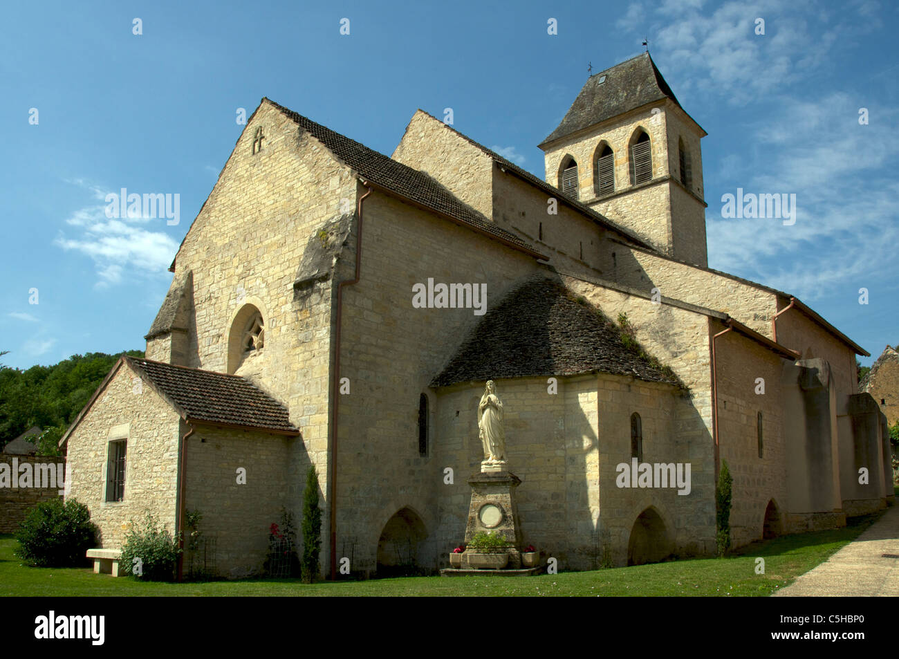 Iglesia de pueblo Peyrilles mucho Departamento Francia Foto de stock