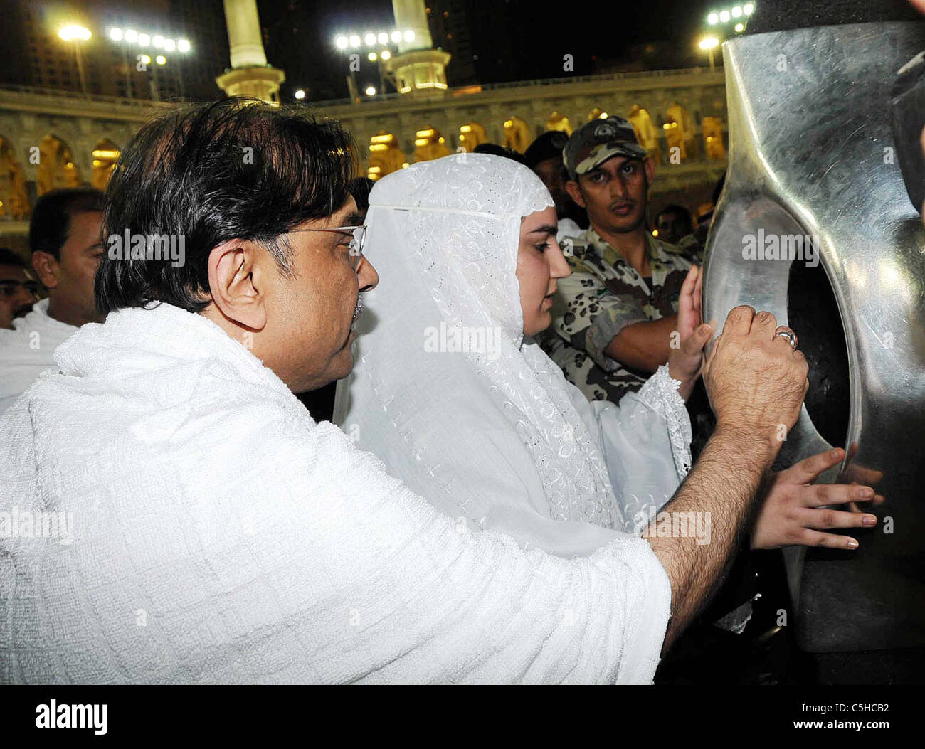Presidente, Asif Ali Zardari, toca Hujr-e-Aswad (piedra sagrada) durante Umrah en Khana Ka'aba durante sus visitas en Makkah Mukarrama Foto de stock