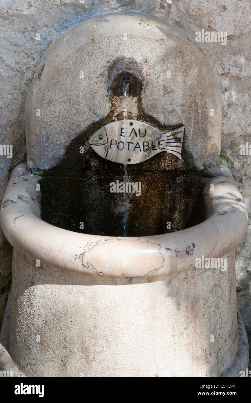 Fuente de agua potable con eau potable signo, St Paul de Vence, Provenza, Francia Foto de stock