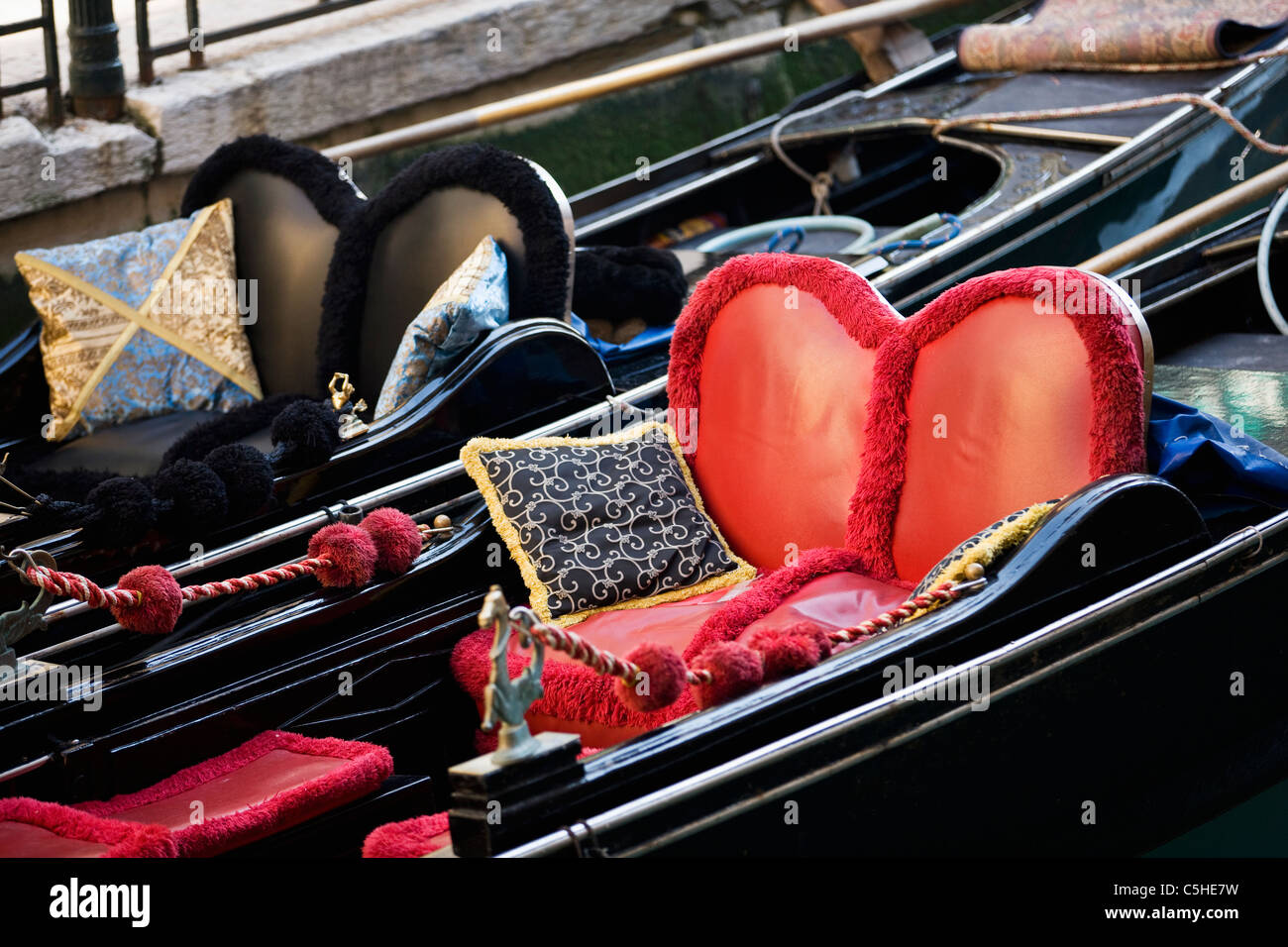 Las góndolas con asientos en forma de corazón, Venecia, Italia Foto de stock