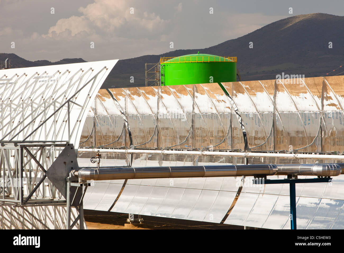 La estación de energía solar Andasol, cerca de Guadix, España, el primer y más grande del mundo de colectores cilindro parabólicos térmica solar power station Foto de stock