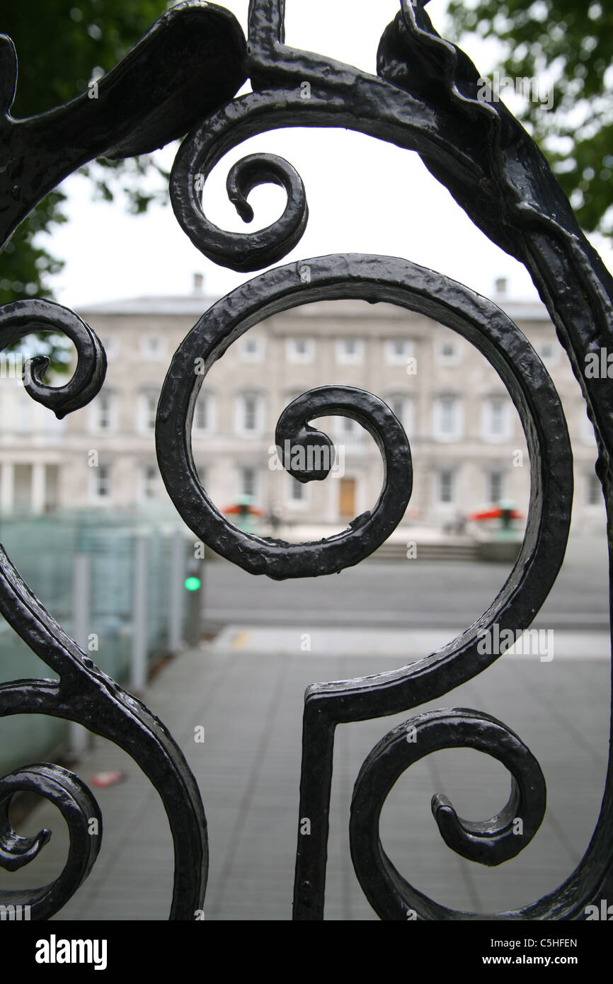 Vista de Leinster House a través de puertas en el Dail Eireann edificios del Gobierno irlandés en Kildare Street en Dublín Foto de stock