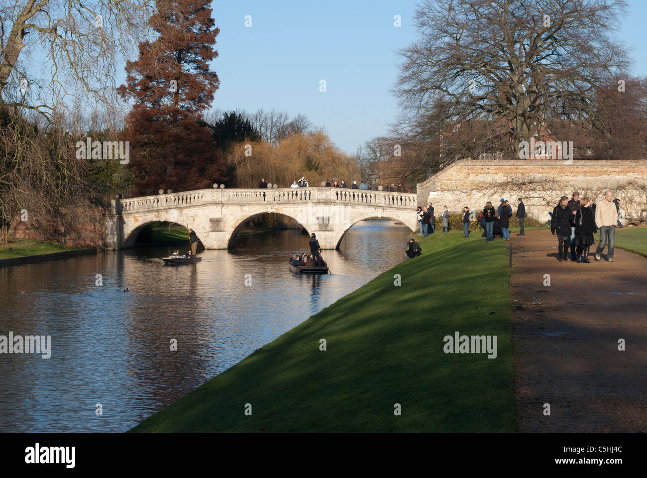 Puente reflejado en el río Cam cerca de Kings College de Cambridge y Clare College Foto de stock