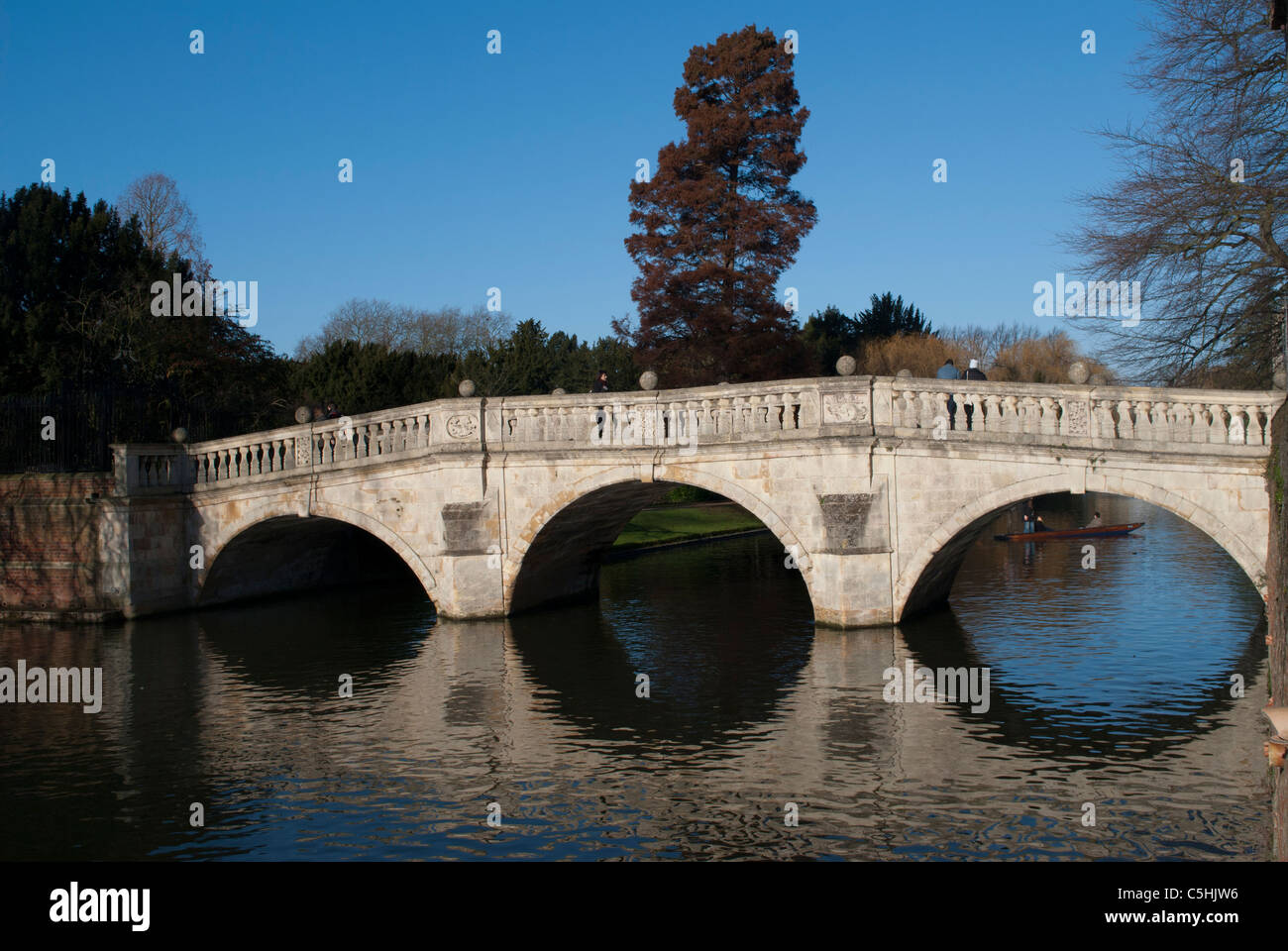Puente reflejado en el río Cam cerca de Kings College de Cambridge y Clare College Foto de stock