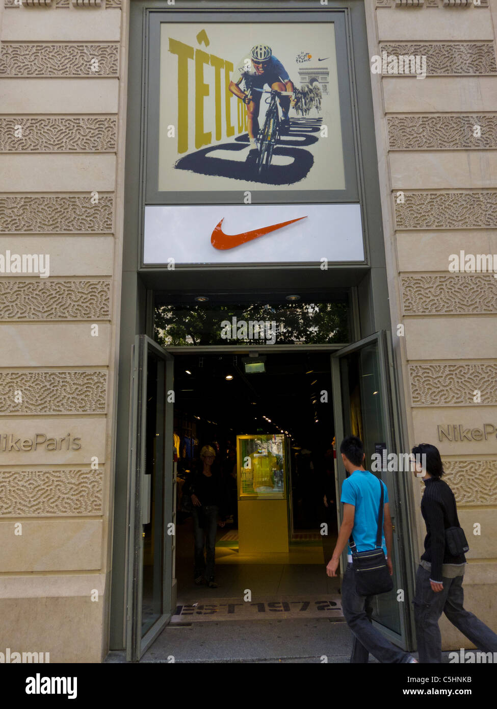 Paris, Francia, Compras adolescentes, Tienda Nike Sportswear delantera exterior, Tienda en la de los Campos Elíseos Fotografía de - Alamy