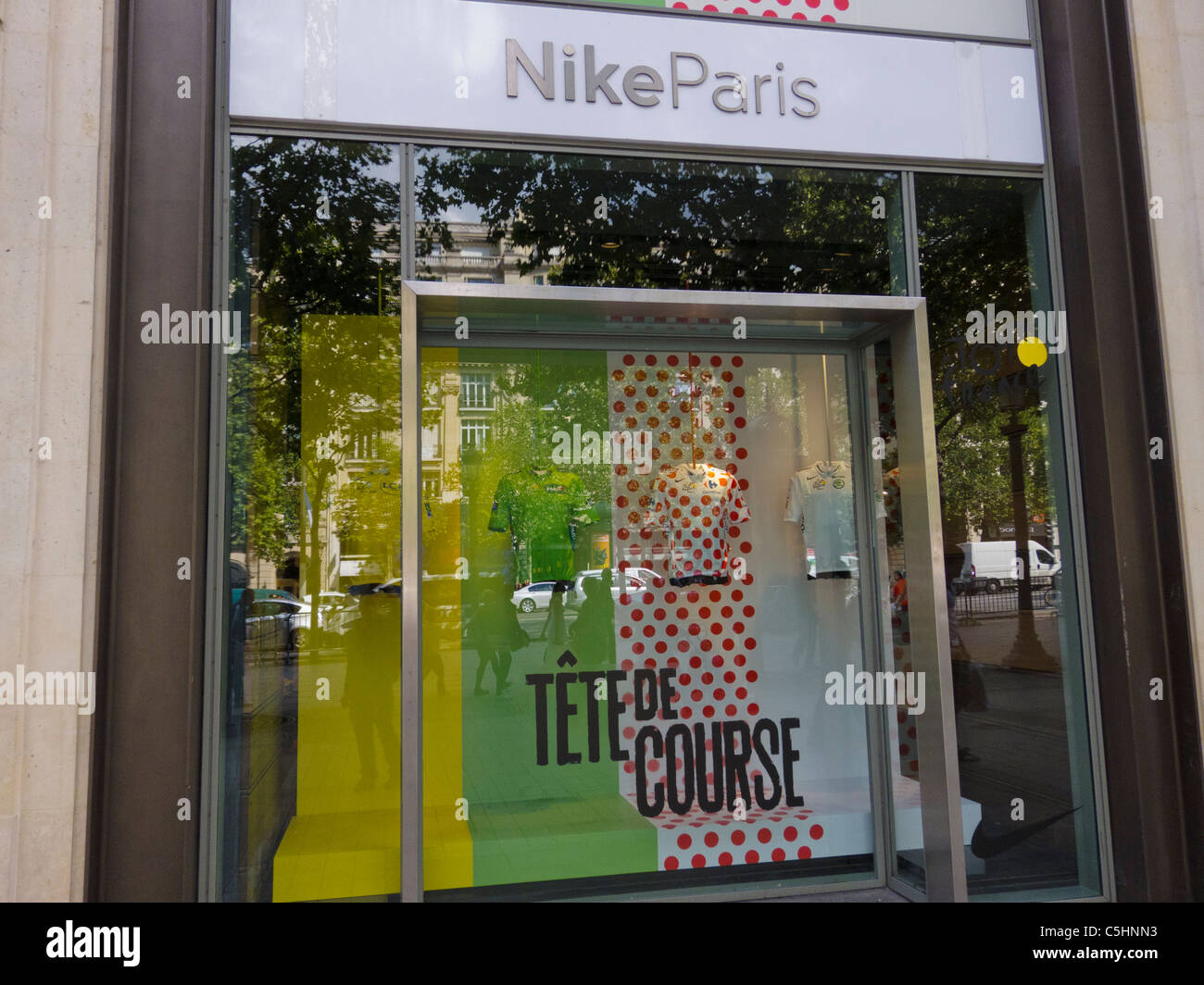 París, Francia, Tienda Nike Sportswear, Señales de detalles, Tienda,  Ventana frontal en la Avenida de los Campos Elíseos Fotografía de stock -  Alamy