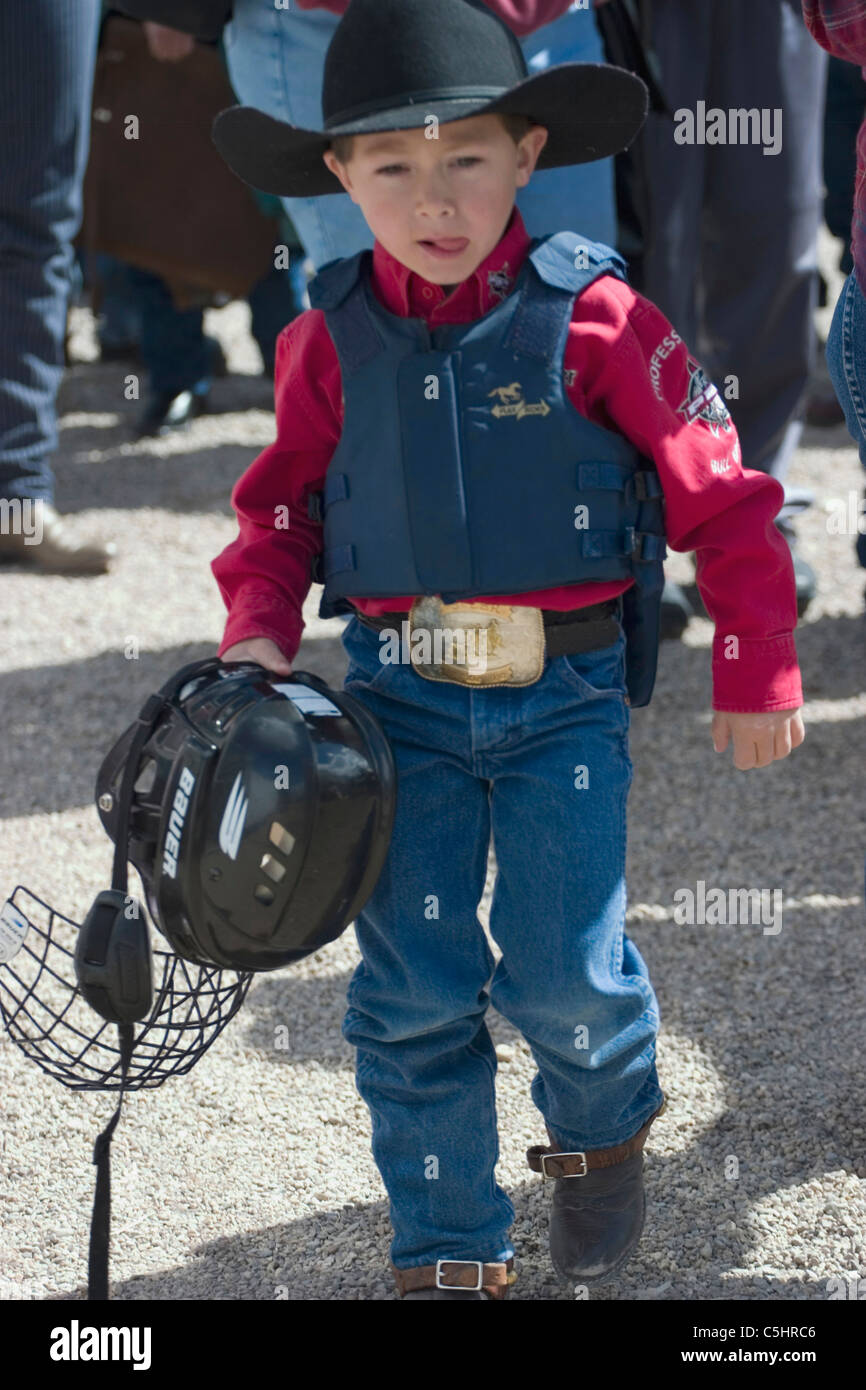 Los jóvenes vaqueros prep en ropa protectora para kid's de cordero,  acabando en el rodeo en Tucson, Arizona Fotografía de stock - Alamy