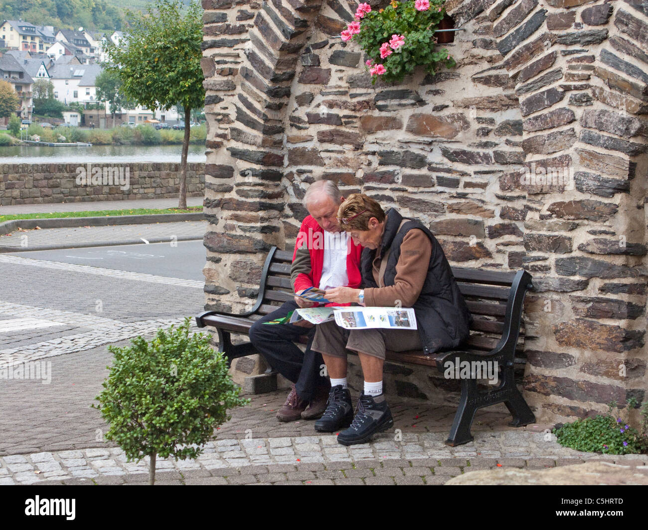 Wanderer, Senioren orientieren sich anhand von einem Ortsplan, Zell an der Mosel, caminante, par estudios un mapa de la aldea, Moselle Foto de stock