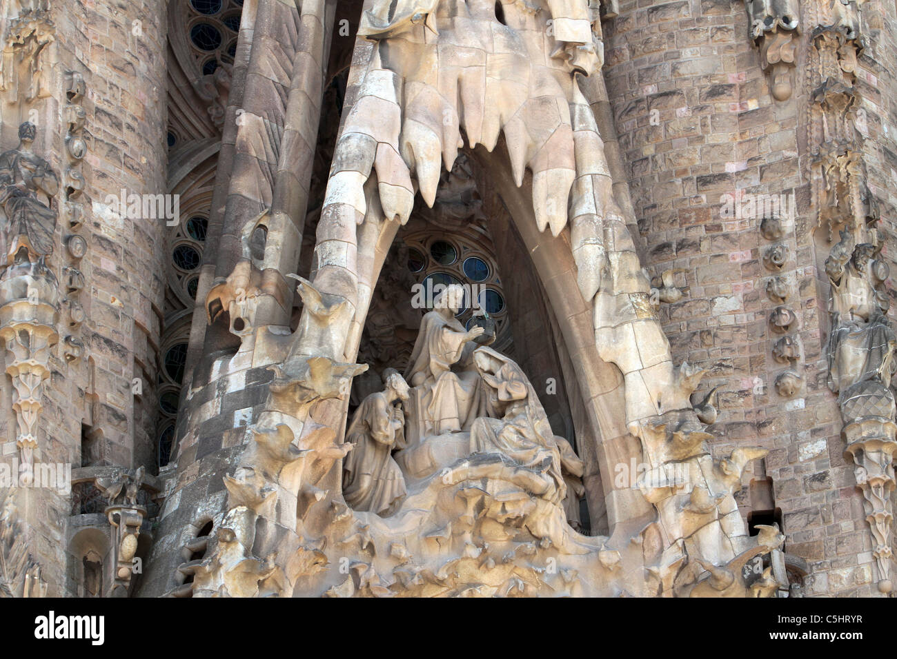 La Sagrada Familia en Barcelona, España. La moderna catedral gótica. Famoso e histórico edificio religioso, la fachada. Foto de stock