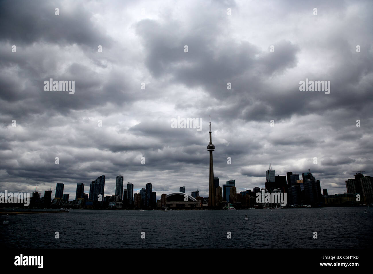 Silueta parcial de horizonte de Toronto en un día nublado en Ontario, Canadá Foto de stock