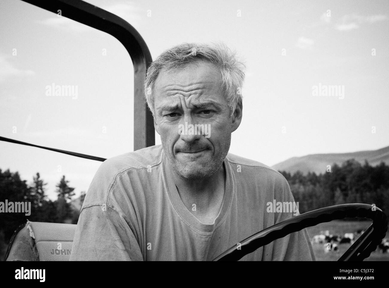 Granjero y cineasta en su tractor en Waterbury Center, Vermont. Liberado. Foto de stock