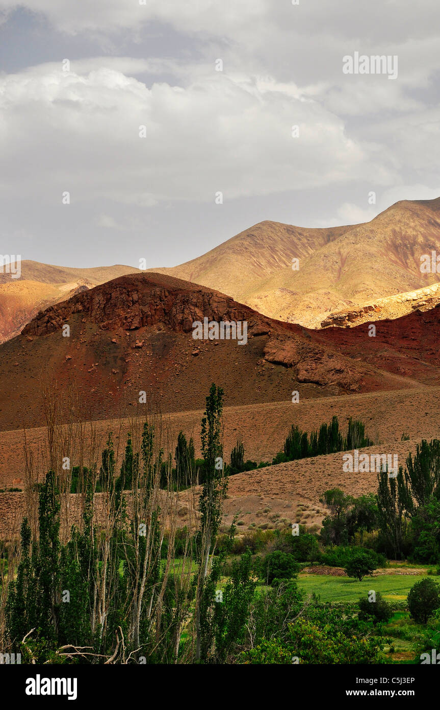 El paisaje de montaña Karkas irán en aldea abyaneh, Isfahan. Foto de stock