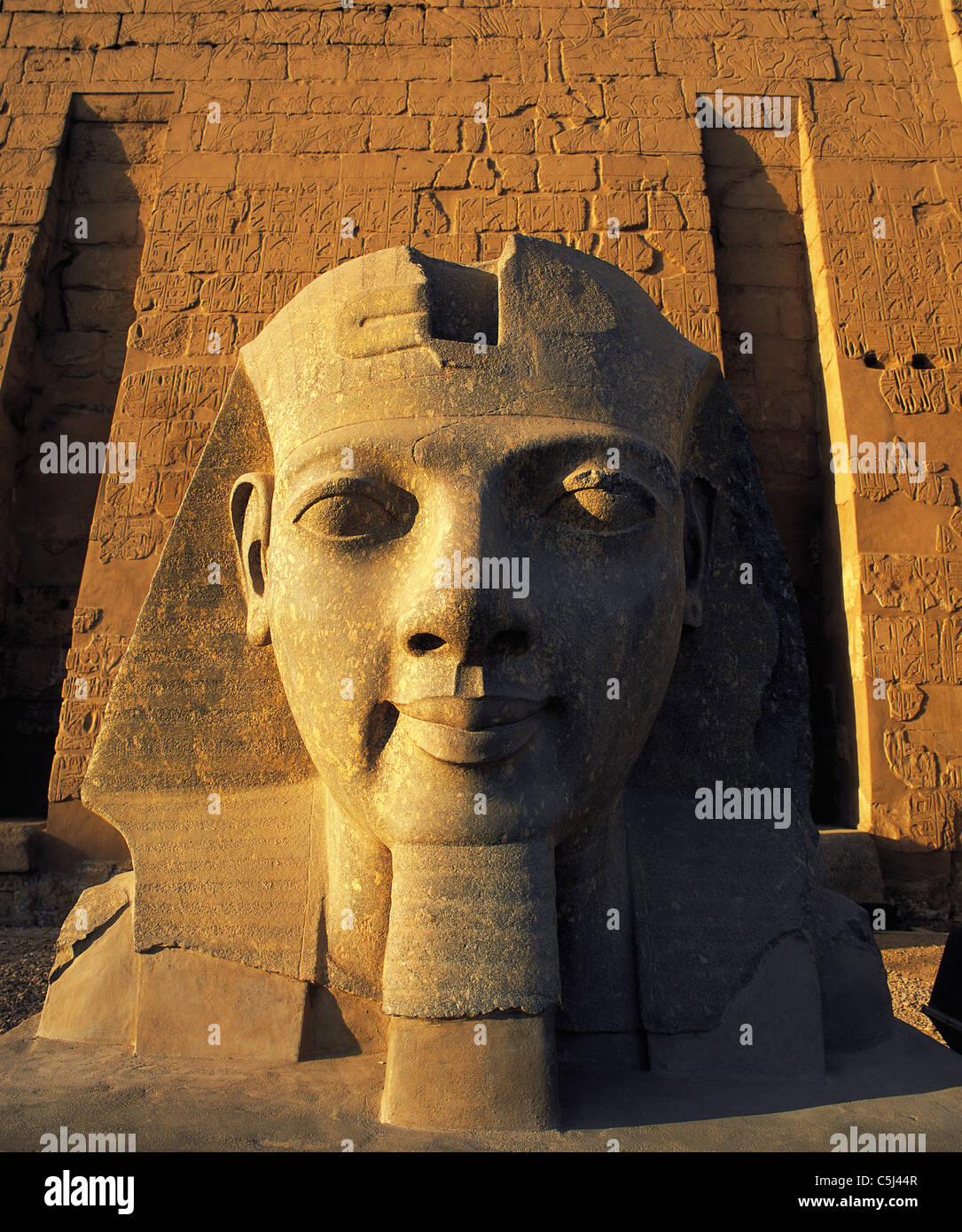 Cabeza tallada de Rameses II en la entrada al templo de Luxor, Luxor, Egipto Foto de stock