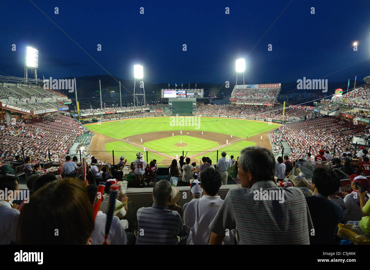 El Hiroshima Toyo Carp vs el Estadio Yokohama Baystars de Mazda en Hiroshima, Japón. Foto de stock