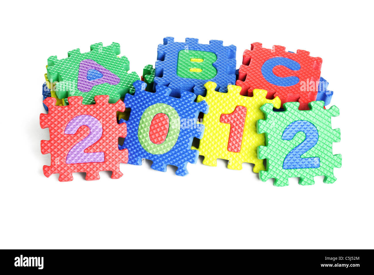 Año nuevo 2012 y ABC coloridos bloques de espuma entrelazados sobre fondo blanco. Foto de stock