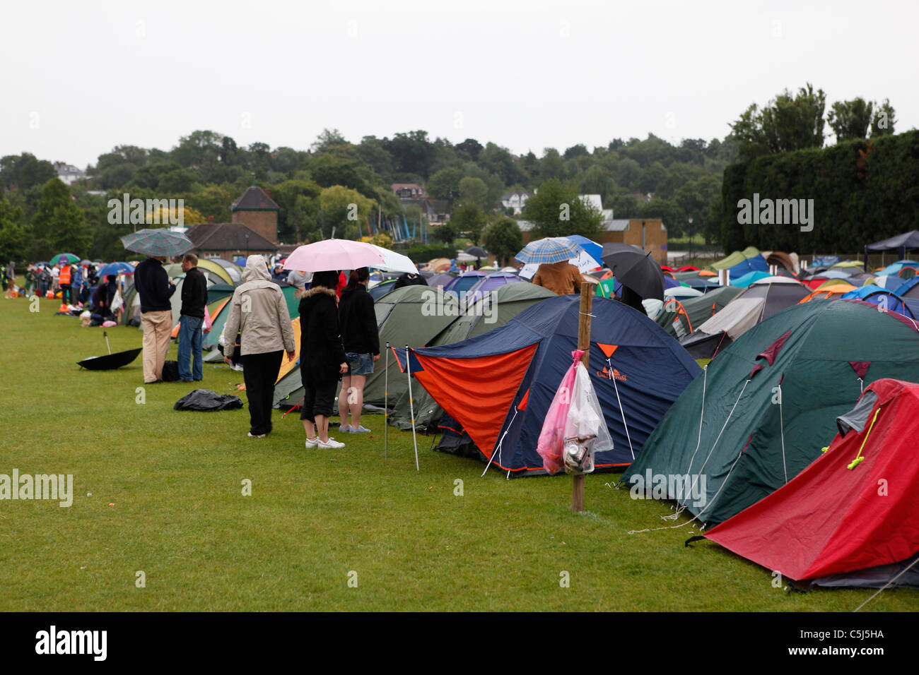 Los aficionados al tenis camping en la lluvia en Wimbledon Common Foto de stock