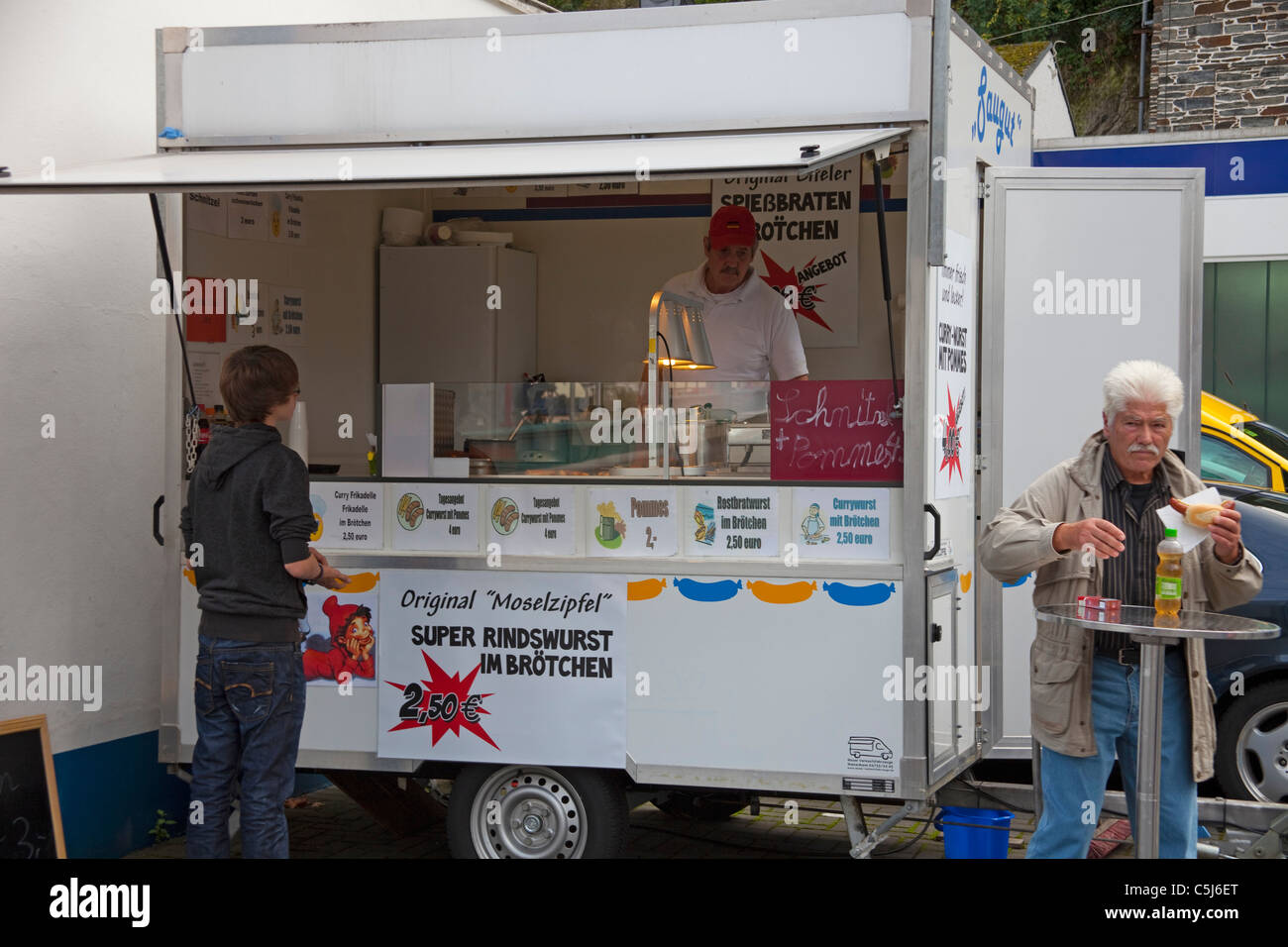 Imbiss-Stand en Traben-Trarbach, Mosel, puesto de comida, Bratwurst cala, Traben-Trarbach, Moselle Foto de stock