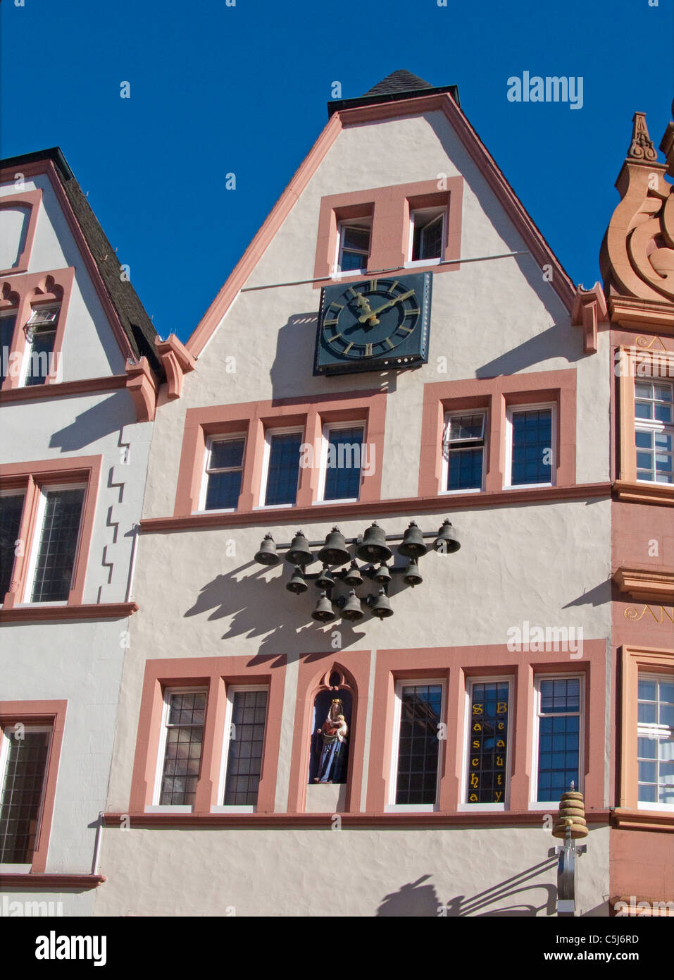 Glockenspiel un Hausfassade, von Trier, Carrilon Hauptmarkt, orquesta campanas en una casa de fachada, principal mercado Foto de stock