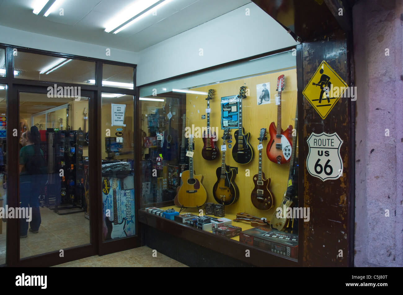 Tienda de venta de instrumentos musicales distrito del Raval Barcelona  Cataluña España Europa Fotografía de stock - Alamy